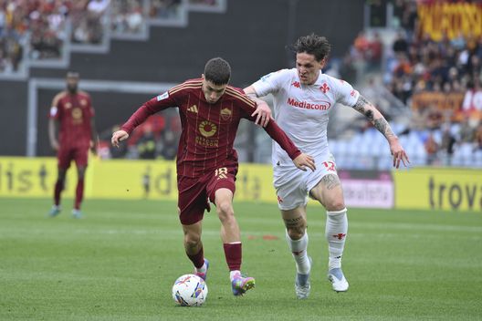 ROMA, ITALIA - MAGGIO 04: Zaniolo, con la maglia della Fiorentina, contrasta Soulè. (Foto di Luciano Rossi/AS Roma via Getty Images) Caso Zaniolo, la Fiorentina pubblica la sua versione dei fatti: aperta un’indagine- immagine 2