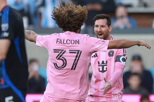 Maximiliano Falcon festeggia la rete di Lionel Messi. (Photo by Ezra Shaw/Getty Images) Inter Miami, Maxi Falcon e quella battuta su Messi e Suarez: “Si misero a ridere”- immagine 3