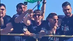 Conte scatenato, il mister è il commovente capopopolo durante la festa scudetto