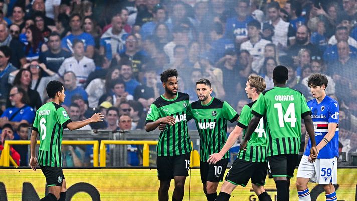 GENOA, ITALY - MAY 26: Domenico Berardi of Sassuolo (C) celebrates with his team-mates after scoring a goal during the Serie A match between UC Sampdoria and US Sassuolo at Stadio Luigi Ferraris on May 26, 2023 in Genoa, Italy. (Photo by Simone Arveda/Getty Images) Lucchesi: “Innesti dal Sassuolo? Serve gente da Fiorentina. Firenze impegnativa” - immagine 1