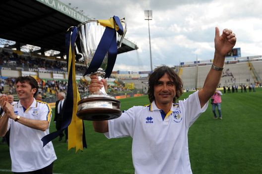 La coppa del ventesimo anniversario della conquista della Coppa delle Coppe a Wembley, prima della partita di Serie A tra Parma FC e Bologna FC allo Stadio Ennio Tardini, il 12 maggio 2013 a Parma L’umiltà di Antonio Benarrivo: storia di due giorni a Parma- immagine 2