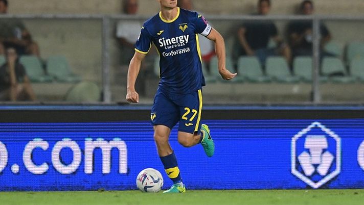 VERONA, ITALY - AUGUST 27: Pawel Dawidowicz of Hellas Verona in action during the Serie A TIM match between Hellas Verona FC and AS Roma at Stadio Marcantonio Bentegodi on August 27, 2023 in Verona, Italy. (Photo by Alessandro Sabattini/Getty Images) Dawidowicz