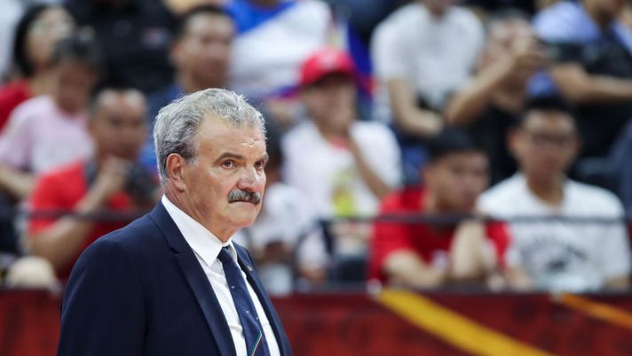 FOSHAN, CHINA - AUGUST 31: Head coach Meo Sacchetti of the Italy National Team looks on against the Philippines National Team during the 1st round of 2019 FIBA World Cup at GBA International Sports and Cultural Center on August 31, 2019 in Foshan, China. (Photo by Zhong Zhi/Getty Images) Repubblica – Sacchetti: “Non vedevo partite così da anni. Teodosic vale il prezzo del biglietto”- immagine 1