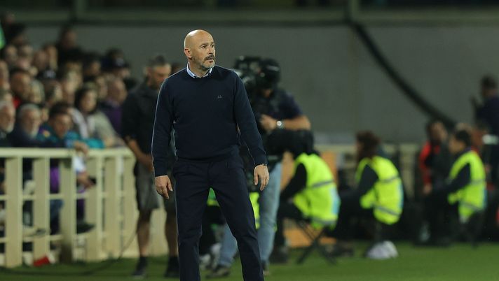 FLORENCE, ITALY - APRIL 28: Head coach Vincenzo Italiano manager of ACF Fiorentina looks on during the Serie A TIM match between ACF Fiorentina and US Sassuolo at Stadio Artemio Franchi on April 28, 2024 in Florence, Italy. (Photo by Gabriele Maltinti/Getty Images) L’eredità di Italiano: un mese da protagonista per entrare nella storia - immagine 1