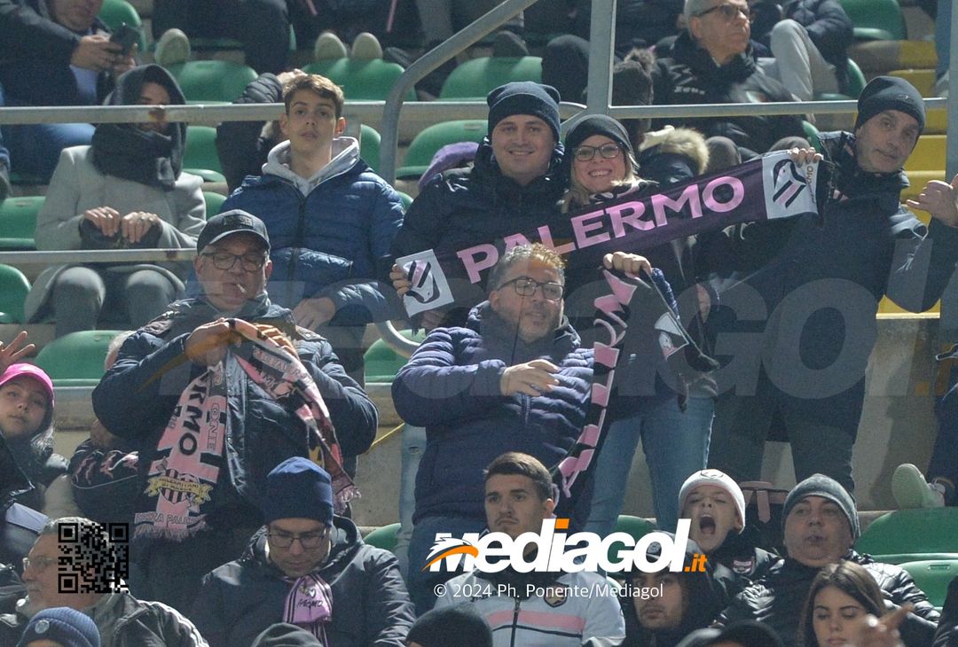 FOTOTIFO Palermo-Bari 3-0, gli scatti ai tifosi al “Renzo Barbera” (GALLERY) - immagine 26