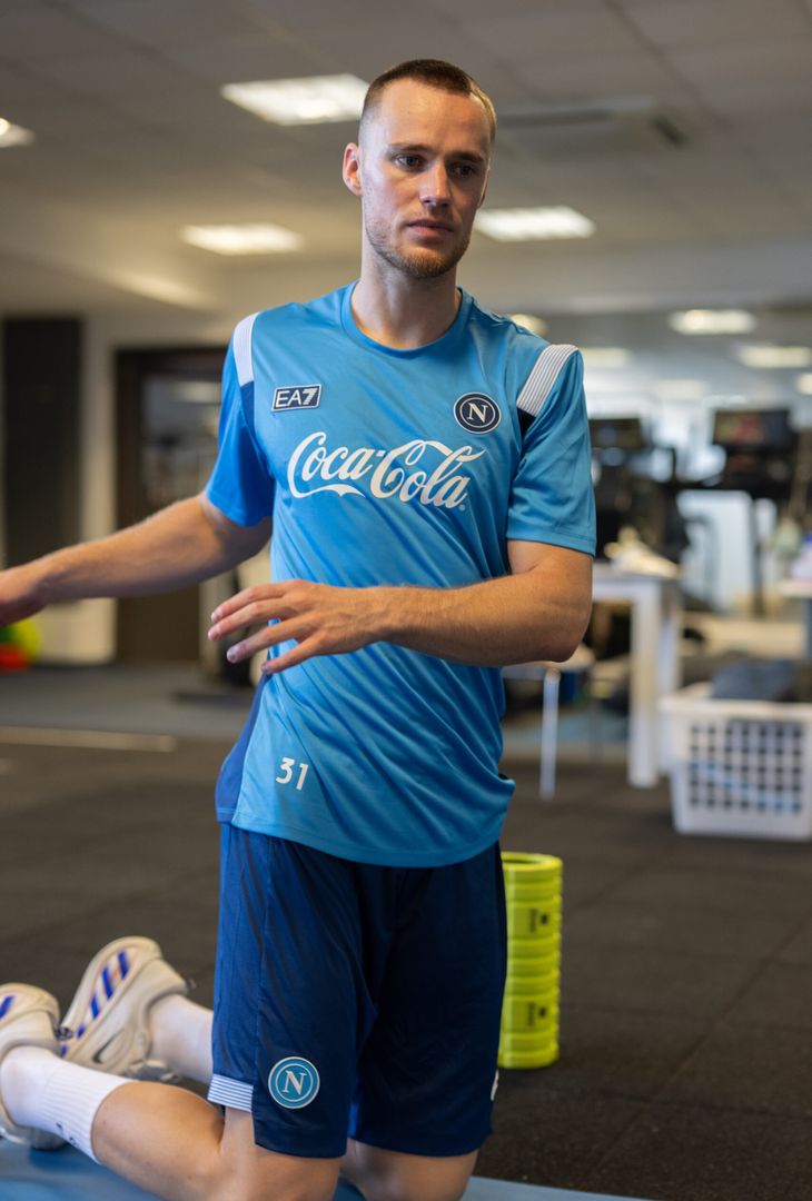 La stagione 2026/27 del Napoli ha avuto ufficialmente inizio: nella mattinata odierna, undici tesserati azzurri, ossia Sam Beukema, Antonio Vergara, Lorenzo Lucca, Rafa Marin, Giovane Santana do Nascimento, Pasquale Mazzocchi, Alex Meret, Miguel Gutierrez, Vanja Milinkovic-Savic, Jesper Lindstrom e Nikita Contini, hanno fatto rientro dalle vacanze e si sono presentati al Training Center di Castel Volturno per cominciare a preparare la prossima annata sotto la gestione di Massimiliano Allegri. Per la prima giornata, ovviamente, i calciatori sono stati semplicemente sottoposti a test atletici e alle visite mediche di rito: qui alcuni scatti della sessione d'allenamento.