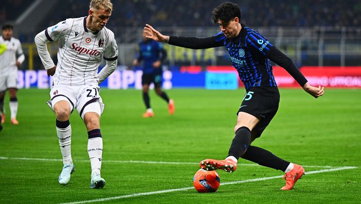 MILAN, ITALY - JANUARY 04: Alessandro Bastoni of FC Internazionale in action during the Serie A match between FC Internazionale and Bologna FC 1909 at Giuseppe Meazza Stadium on January 04, 2026 in Milan, Italy. (Photo by Mattia Ozbot - Inter/Inter via Getty Images) Jack Bonora: “Momento complicato che non deve essere un giudizio definitivo. La società…” - immagine 1