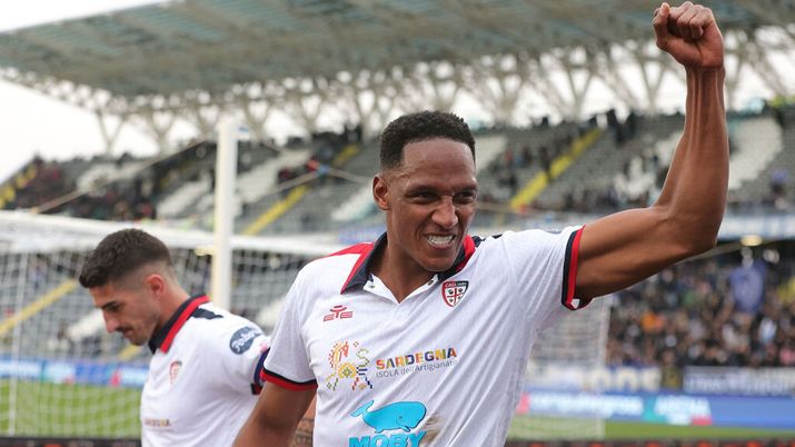 EMPOLI, ITALY - MARCH 3: Mina Gonzalez Yerri Fernando of Cagliari Calcio celebrates the victory after during the Serie A TIM match between Empoli FC and Cagliari - Serie A TIM at Stadio Carlo Castellani on March 3, 2024 in Empoli, Italy. (Photo by Gabriele Maltinti/Getty Images) Cagliari, le condizioni Mina verso la Roma. Le ultime su Mazzitelli, Palestra e Folorunsho - immagine 1