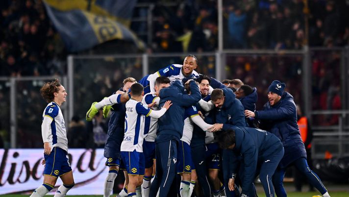 BOLOGNA, ITALY - DECEMBER 30: Players of Hellas Verona celebrate their sides third goal which was an own goal by Santiago Castro of Bologna (not pictured) during the Serie A match between Bologna and Verona at Stadio Renato Dall'Ara on December 30, 2024 in Bologna, Italy. (Photo by Alessandro Sabattini/Getty Images) In dieci dal 51′, il Bologna cade al Dall’Ara: che vittoria dell’Hellas Verona! - immagine 1