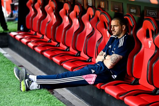 SEVILLE, SPAIN - MAY 18: Leonardo Bonucci of Juventus during the UEFA Europa League semi-final second leg match between Sevilla FC v Juventus at Estadio Ramon Sanchez Pizjuan on May 18, 2023 in Seville, Spain. (Photo by Daniele Badolato - Juventus FC/Juventus FC via Getty Images) Bonucci, che sollievo. L’agente: “Tante fantasie, vuole restare alla Juventus”- immagine 2