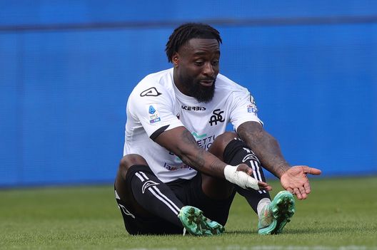 LA SPEZIA, ITALY - MARCH 05: M'bala Nzola of Spezia Calcio reacts during the Serie A match between Spezia Calcio and Hellas Verona at Stadio Alberto Picco on March 5, 2023 in La Spezia, Italy. (Photo by Gabriele Maltinti/Getty Images) Scamacca, l’Atalanta tenta un clamoroso sorpasso! Per sostituirlo c’è Nzola- immagine 2