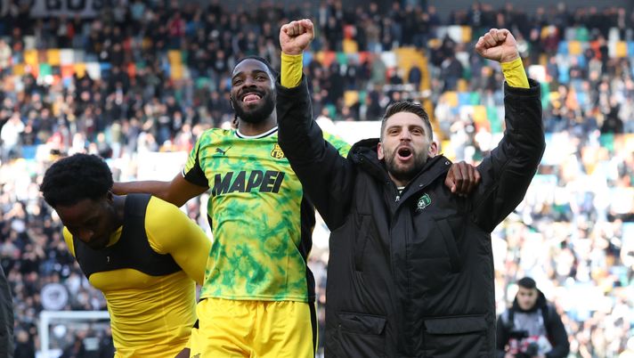 UDINE, ITALY - FEBRUARY 15: M'Bala Nzola, Ulisses Garcia and Domenico Berardi celebrate at the end of the Serie A match between Udinese Calcio and US Sassuolo Calcio at Stadio Friuli on February 15, 2026 in Udine, Italy. (Photo by Timothy Rogers/Getty Images) “Grazie ragazzi!”. Il Sassuolo saluta Nzola e non solo. L’attaccante torna a Firenze - immagine 1