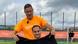 Totti barbiere per un giorno: risate e battute dopo la challenge Betsson