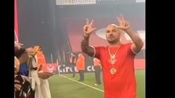 VIDEO / Cantano a Sneijder: “Chi non salta è interista”. Lui: “Triplete nel cuore”