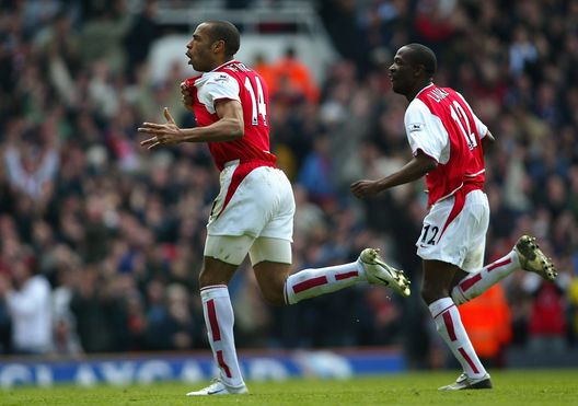 LONDRA - 9 APRILE: Thierry Henry dell'Arsenal festeggia con Lauren dopo aver segnato il terzo gol per l'Arsenal durante la partita di FA Barclaycard Premiership tra Arsenal e Liverpool a Highbury, il 9 aprile 2004 a Londra. (Foto di Mark Thompson/Getty Images) Liverpool-Arsenal, tra miracoli e tragedie: le 5 sfide che hanno fatto la storia- immagine 4