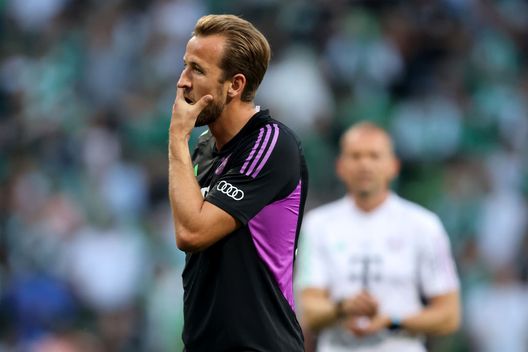 BREMEN, GERMANY - AUGUST 18: Harry Kane of Bayern looks on prior to the Bundesliga match between SV Werder Bremen and FC Bayern München at Wohninvest Weserstadion on August 18, 2023 in Bremen, Germany. (Photo by Christof Koepsel/Getty Images) Kane, che lusso per il Bayern Monaco: il club paga un hotel da 10.000 euro a notte- immagine 2