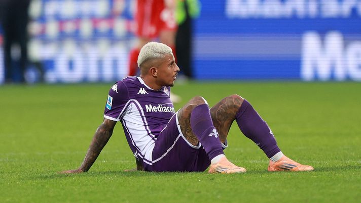 FLORENCE, ITALY - NOVEMBER 2: Domilson Cordeiro dos Santos known as Dodo of ACF Fiorentina shows his dejection during the Serie A match between ACF Fiorentina and US Lecce at Artemio Franchi on November 2, 2025 in Florence, Italy. (Photo by Gabriele Maltinti/Getty Images) Dodò e l’“unfollow” alla Fiorentina: il gesto social che fa discutere i tifosi - immagine 1