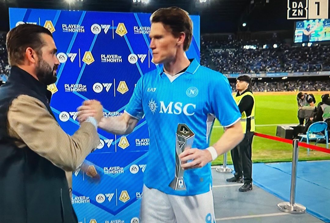 GALLERY Napoli-Genoa, McTominay è il giocatore del mese! La consegna del premio - immagine 4