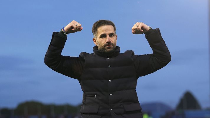 PISA, ITALY - JANUARY 6: Cesc Fabregas manager of Como 1907 celebrates the victory after during the Serie A match between Pisa SC and Como 1907 at Arena Garibaldi on January 6, 2026 in Pisa, Italy. (Photo by Gabriele Maltinti/Getty Images) Como: Fabregas al lavoro in vista del Toro, intanto il mercato non si ferma - immagine 1