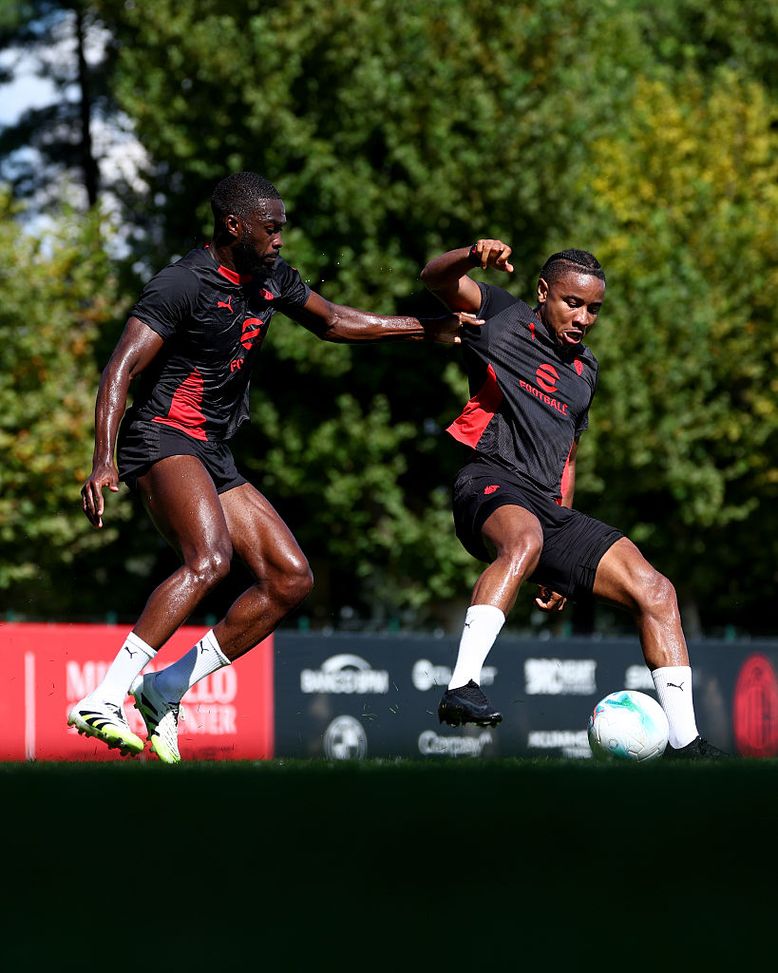 CAIRATE, ITALY - SEPTEMBER 05: Christopher Nkunku (R) of AC Milan competes for the ball with Fikayo Tomori (L) during an AC Milan Training Session at Milanello on September 05, 2025 in Cairate, Italy. (Photo by Giuseppe Cottini/AC Milan via Getty Images)  christopher-nkunku-dazn-parole-intervista-dichiarazioni-milan-tv-sky-modric-leao-ibrahimovic-san-siro