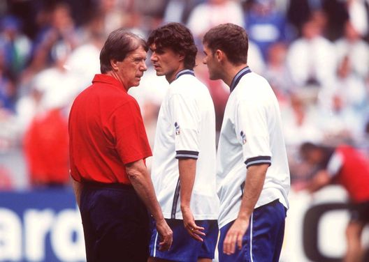 Cesare e Paolo Maldini, insieme a Christian Vieri, prima dell'inizio della partita contro la Francia ai Mondiali del 1998. (Foto di Mark Sandten/Bongarts/Getty Images) Odissea nel Mondiale del 1998: la staffetta Del Piero-Baggio, i rigori contro la Francia e quella foto iconica- immagine 2