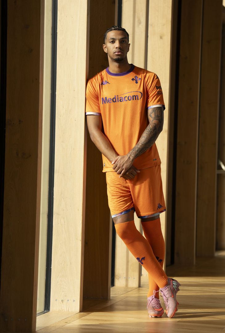 FOTO – La quarta maglia della Fiorentina. Tra arancione e double-face - immagine 3