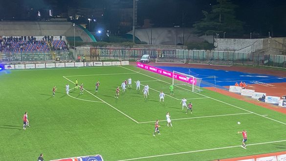 Il momento del fallo laterale di Heinz, decisivo per il secondo gol di Proia Serie C, derby campano: Casertana dilaga col Sorrento, 4-0- immagine 2