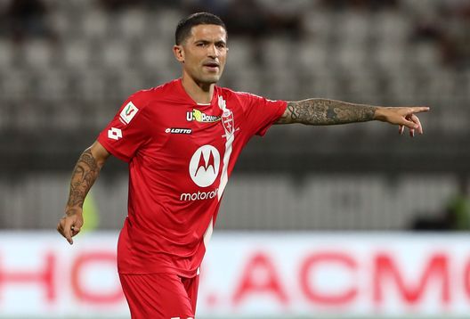 MONZA, ITALY - AUGUST 07: Stefano Sensi of AC Monza gestures during the Coppa Italia match between AC Monza and Frosinone Calcio at Stadio Brianteo on August 07, 2022 in Monza, Italy. (Photo by Marco Luzzani/Getty Images)