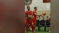 VIDEO / Alexander-Arnold clamoroso: canestro con i piedi