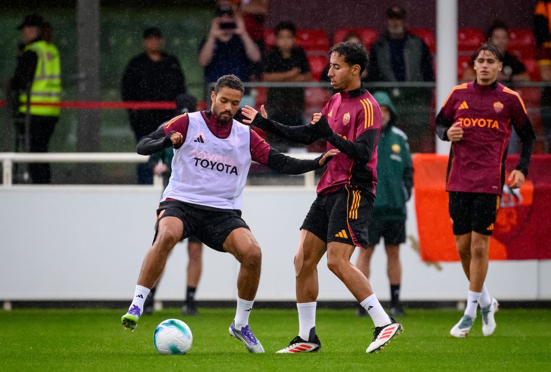 Roma, la seduta pomeridiana aperta ai tifosi al St. George’s Park – FOTO GALLERY - immagine 11