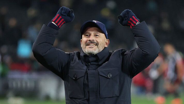 UDINE, ITALY - NOVEMBER 22: Vincenzo Italiano, manager of Bologna, celebrates with supporters at the end of the Serie A match between Udinese Calcio and Bologna FC 1909 at Stadio Friuli on November 22, 2025 in Udine, Italy. (Photo by Timothy Rogers/Getty Images) Italiano: “Pobega può segnare diversi gol! Non mi sento il migliore, su Moro e lo Scudetto…” - immagine 1