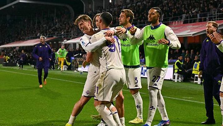 CREMONA, ITALY - MARCH 16: Albert Gudmundsson of ACF Fiorentina celebrates after scoring the 1-4 goal during the Serie A match between US Cremonese and ACF Fiorentina at Stadio Giovanni Zini on March 16, 2026 in Cremona, Italy. (Photo by Marco M. Mantovani/Getty Images) Serie A, la Fiorentina vince lo scontro salvezza: Cremonese battuta 1-4 a domicilio - immagine 1