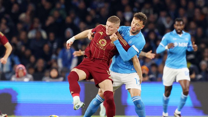 NAPLES, ITALY - NOVEMBER 24: Artem Dovbyk of AS Roma battles for possession with Amir Rrahmani of Napoli during the Serie A match between Napoli and AS Roma at Stadio Diego Armando Maradona on November 24, 2024 in Naples, Italy. (Photo by Francesco Pecoraro/Getty Images) Rrahmani, 150 presenze con il Napoli: le congratulazioni del club azzurro - immagine 1