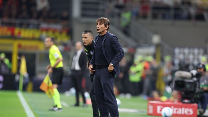 MILAN, ITALY - SEPTEMBER 28: Head coach of SSC Napoli Antonio Conte reacts during the Serie A match between AC Milan and SSC Napoli at Giuseppe Meazza Stadium on September 28, 2025 in Milan, Italy. (Photo by Claudio Villa/AC Milan via Getty Images) Errore inaccettabile col Milan, Conte farà vedere una clip in loop: le ultime – CdS - immagine 1