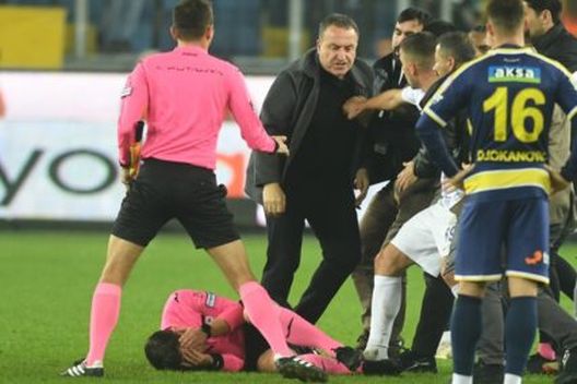 L'arbitro turco Halil Umut Meler (a terra) viene atterrato da un pugno del presidente dell'Ankaragucu Faruk Koca dopo la partita del campionato di calcio della Süper Lig tra Ankaragucu e Caykur Rizespor ad Ankara, Turchia, 11 dicembre 2023. (EPA-EFE/Abdurrahman Antayali)
