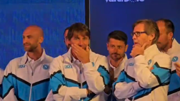 Arrivano Conte e il suo staff sul palco di Dimaro: che entusiasmo fra i tifosi!