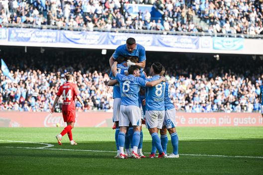NAPLES, ITALY - MARCH 09: SSC Napoli player Romelu Lukaku and team celebrate during the Serie A match between SSC Napoli and Fiorentina at Diego Armando Maradona Stadium on March 09, 2025 in Napoli, Italy. (Photo by SSC NAPOLI/SSC NAPOLI via Getty Images) Raspadori: “Il gol? Merito di Lukaku. Potevamo chiuderla prima”- immagine 2