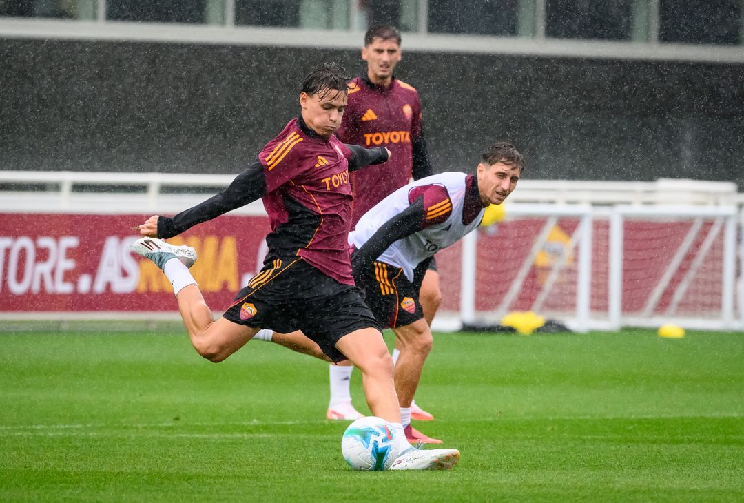 Roma, la seduta pomeridiana aperta ai tifosi al St. George’s Park – FOTO GALLERY - immagine 55