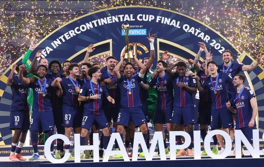 L'intero organico del Paris Saint-Germain festeggia la conquista della Coppa Intercontinentale (vs Flamengo, 17 dicembre)