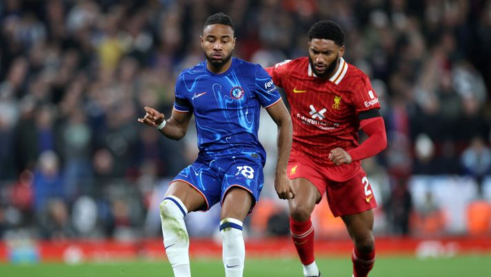 Christopher Nkunku del Chelsea passa la palla sotto pressione di Joe Gomez del Liverpool durante la partita di Premier League tra Liverpool FC e Chelsea FC ad Anfield il 20 ottobre 2024 a Liverpool, Inghilterra. (Foto di Carl Recine/Getty Images) Calciomercato, tutte le news del 28 agosto 2025 - immagine 1