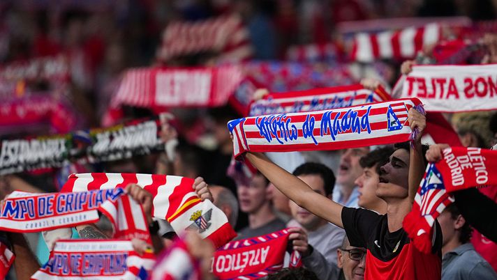 MADRID, SPAIN - SEPTEMBER 30: Supporters of Atletico de Madrid are seen during the UEFA Champions League 2025/26 League Phase MD2 match between Atletico de Madrid and Eintracht Frankfurt at Estadio Metropolitano on September 30, 2025 in Madrid, Spain. (Photo by Aitor Alcalde/Getty Images) L’UEFA multa l’Atletico Madrid per comportamenti razzisti dei tifosi: 30.000 euro e squalifica sospesa - immagine 1