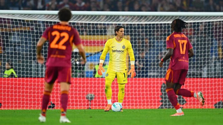 ROME, ITALY - OCTOBER 18: Yann Sommer of FC Internazionale in action during the Serie A match between AS Roma and FC Internazionale at Olimpico Stadium on October 18, 2025 in Rome, Italy. (Photo by Mattia Pistoia - Inter/Inter via Getty Images) Sommer: “Rispondo così sulla concorrenza con Martinez. Akanji e la parata su Dybala…” - immagine 1