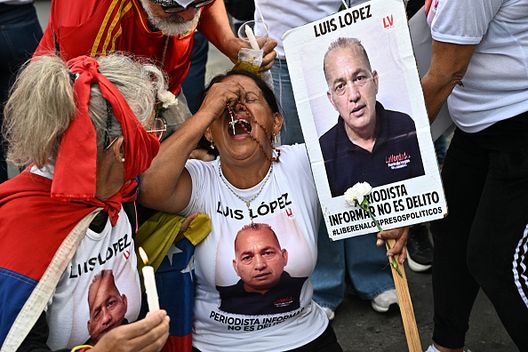 Un gruppo di persone protesta davanti alla prigione dell'Elicoide di Caracas, centro del Sebin. (Photo by Federico PARRA / AFP) (Photo by FEDERICO PARRA/AFP via Getty Images) Venezuela, liberati 24 tifosi del Tachira arrestati dal Sebin- immagine 2