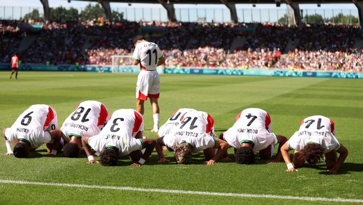 NANTES, FRANCE - AUGUST 08: Abde Ezzalzouli #16 of Team Morocco celebrates scoring his team's first goal with teammates during the Men's Bronze Medal match between Egypt and Morocco during the Olympic Games Paris 2024 at Stade de la Beaujoire on August 08, 2024 in Nantes, France. (Photo by Robert Cianflone/Getty Images) Richardson e il suo Marocco ne danno 6 all’Egitto. Bronzo conquistato - immagine 1
