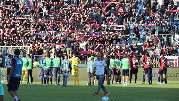 CAGLIARI, ITALY - OCTOBER 19: Players are seen at the end of the match during the Serie A match between Cagliari Calcio and Bologna FC 1909 at Stadio Sant'Elia on October 19, 2025 in Cagliari, Italy. (Photo by Enrico Locci/Getty Images) Ufficiale, il Cagliari Calcio annuncia l’ingresso di un gruppo di investitori americani - immagine 1