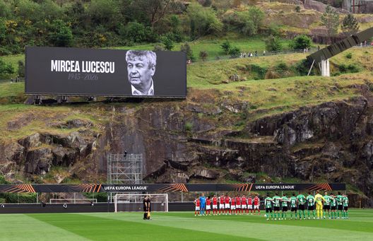 BRAGA, PORTOGALLO – 8 APRILE: I giocatori e gli ufficiali di gara osservano un minuto di silenzio in memoria di Mircea Lucescu prima della gara di andata dei quarti di finale della UEFA Europa League 2025/26 tra SC Braga e Real Betis Balompié allo Stadio Municipale di Braga, l’8 aprile 2026 a Braga, Portogallo. (Foto di Clive Brunskill/Getty Images) Lucescu – ESCLUSIVA VIDEO – Il ricordo dei suoi giocatori: “Più di un allenatore, un punto di riferimento’”- immagine 2
