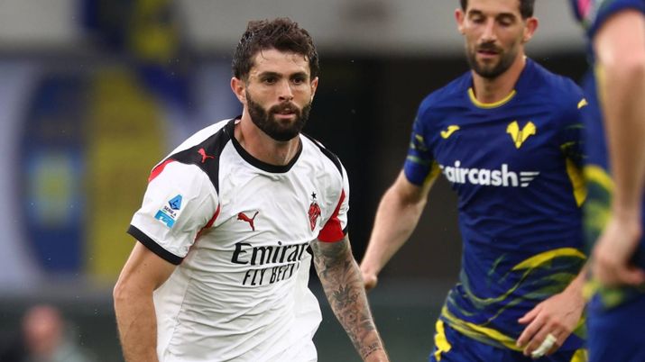 Christian Pulisic attaccante AC Milan in azione sul campo dell'Hellas Verona