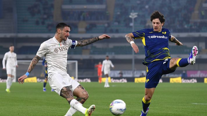 VERONA, ITALY - FEBRUARY 28: Matteo Politano of SSC Napoli competes for the ball with Domagoj Bradarić of Hellas Verona during the Serie A match between Hellas Verona FC and SSC Napoli at Stadio Marcantonio Bentegodi on February 28, 2026 in Verona, Italy. (Photo by Alessandro Sabattini/Getty Images) verona napoli