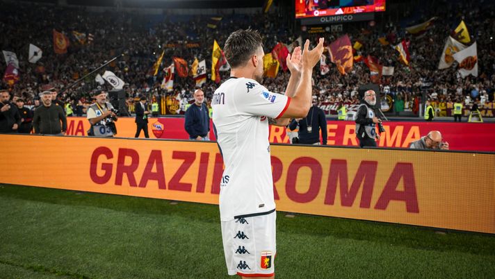 ROME, ITALY - MAY 19: Kevin Strootman of Genoa CFC after the Serie A TIM match between AS Roma and Genoa CFC at Stadio Olimpico on May 19, 2024 in Rome, Italy. (Photo by Fabio Rossi/AS Roma via Getty Images) Strootman, l’ovazione e il saluto sotto la Curva Sud: “Semplicemente grazie” - immagine 1