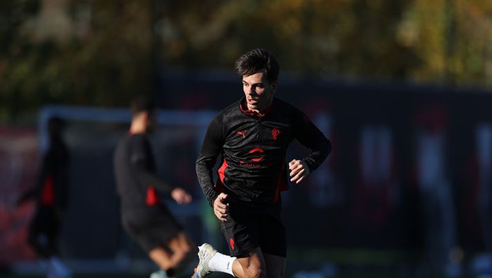 CAIRATE, ITALY - NOVEMBER 04: Ardon Jashari looks on during AC Milan training session at Milanello on November 04, 2025 in Cairate, Italy. (Photo by Claudio Villa/AC Milan via Getty Images) loftus-leao-jashari-e-il-gruppo-tutte-le-foto-di-oggi-a-milanello